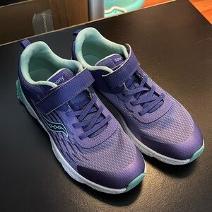 Girls saucony sneakers size 5.